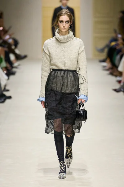 Look 32